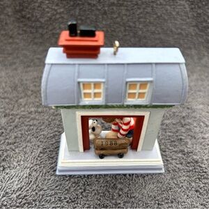 Vintage Hallmark 1988 WINDOWS OF THE WORLD Ornament.